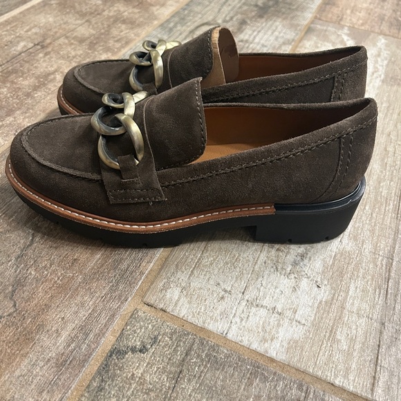 NWOB EARTH Dark Brown Suede Loafer with Gold Chain Detail - Picture 6 of 9